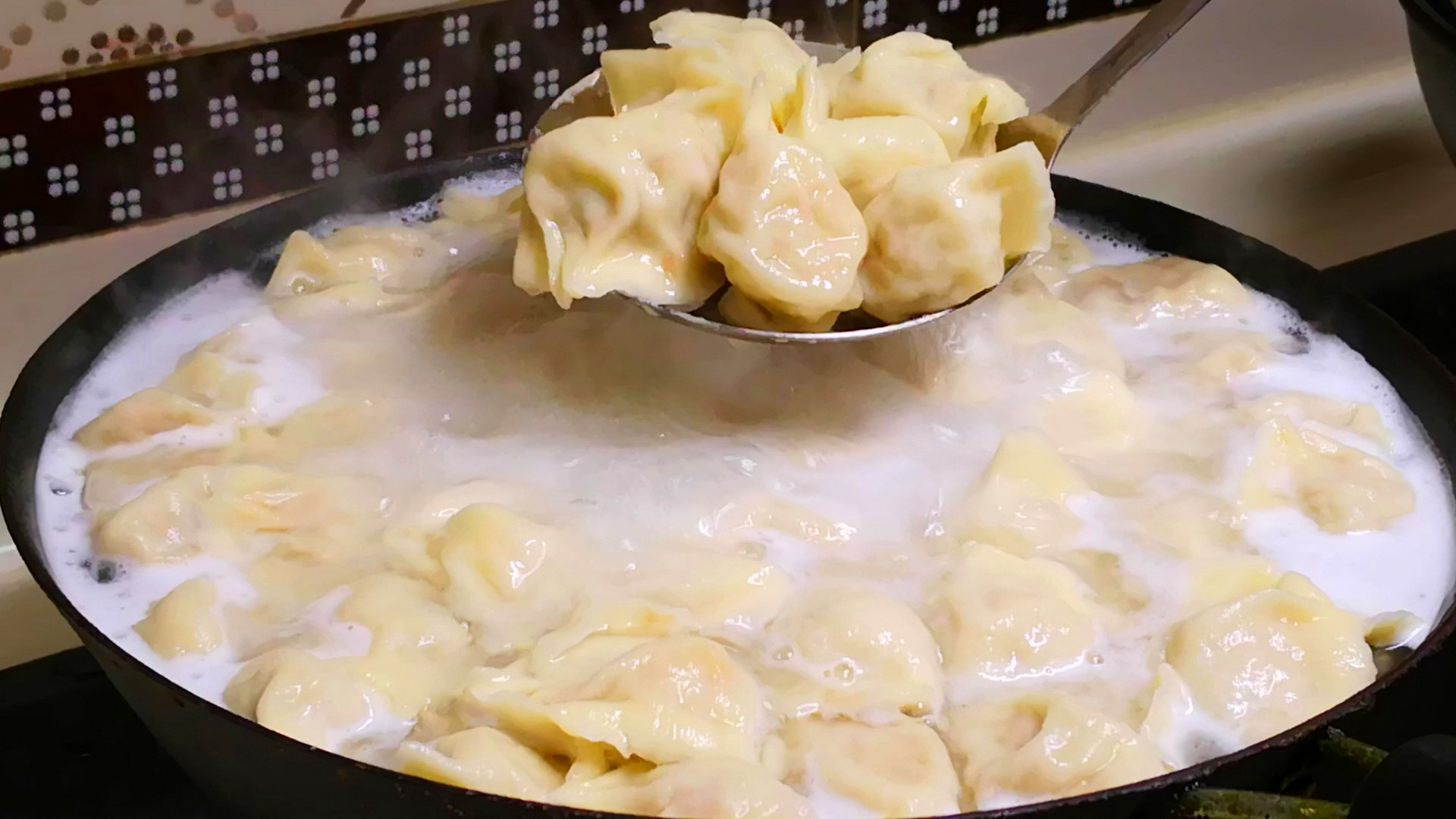 餐馆厨师煮饺子连袋下锅餐馆厨师煮饺子连袋下锅的技巧与魅力