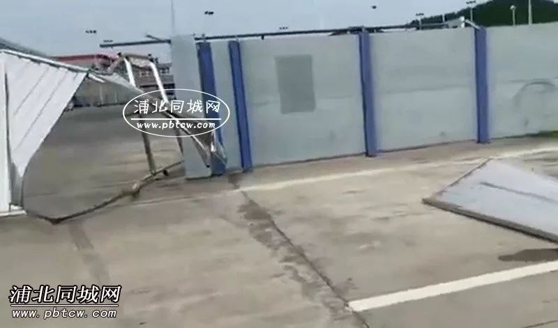考科二撞塌考场围墙在考科目二时撞塌考场的围墙是一件非常严重的事情，需要您立即停车并报告考试工作人员。